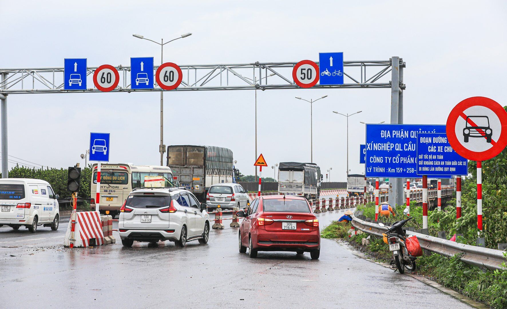 Đầu giờ chiều 6/10, chưa đầy một tiếng, PV B&aacute;o Giao th&ocirc;ng đ&atilde; ghi nhận được c&oacute; h&agrave;ng chục lượt xe &ocirc; t&ocirc; đi v&agrave;o l&agrave;n d&agrave;nh ri&ecirc;ng cho xe m&aacute;y.