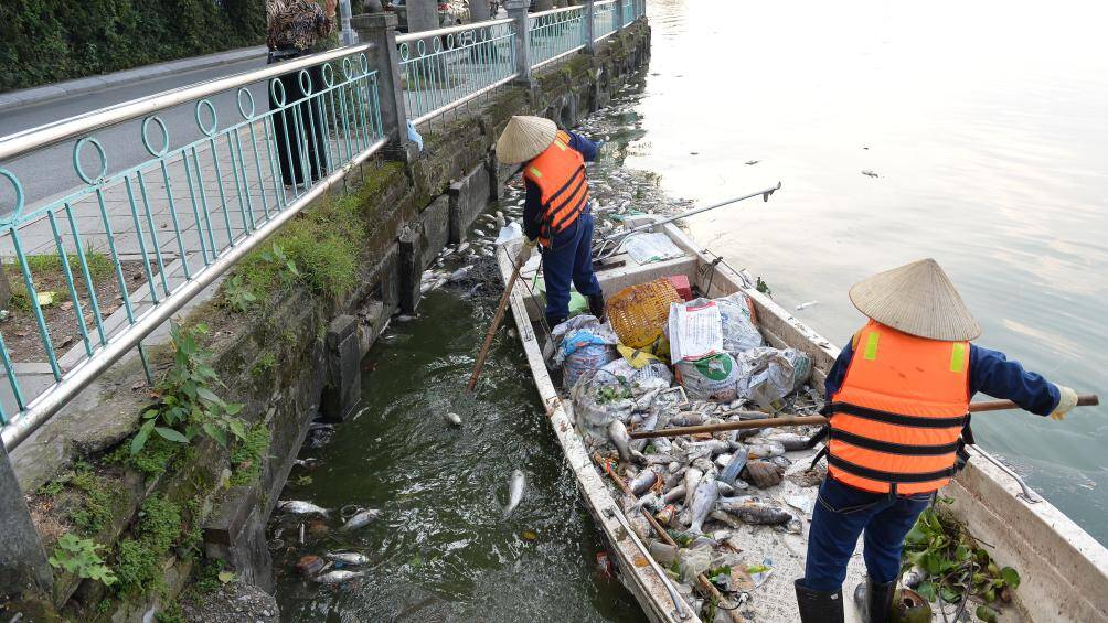 Li&ecirc;n quan đến sự việc tr&ecirc;n, chiều c&ugrave;ng ng&agrave;y, &ocirc;ng Nguyễn Đ&igrave;nh Khuyến, Chủ tịch UBND quận T&acirc;y Hồ cho biết, đơn vị đ&atilde; nắm được th&ocirc;ng tin v&agrave; b&aacute;o ngay cho C&ocirc;ng ty Tho&aacute;t nước H&agrave; Nội xử l&yacute;, khắc phục.