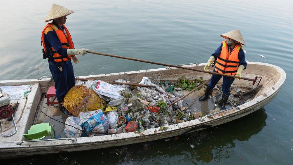 Trong qu&aacute; tr&igrave;nh vớt c&aacute; chết, c&ocirc;ng nh&acirc;n đ&atilde; vớt được kh&ocirc;ng &iacute;t những r&aacute;c thải.