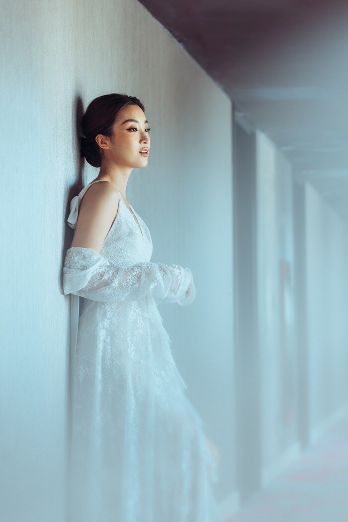 Người đẹp làm hiện lên hình ảnh của một cô dâu hiện đại, phóng khoáng, trẻ trung