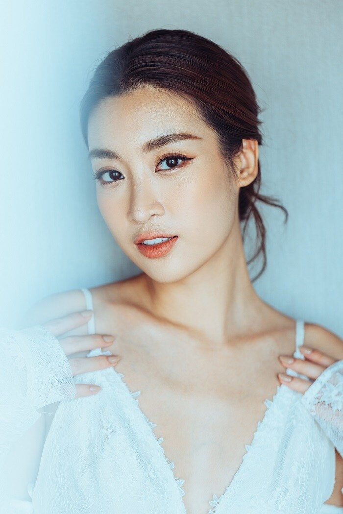 Sau nhiều năm đăng quang hoa hậu, Đỗ Mỹ Linh có sự trưởng thành nhất định trong hình ảnh, giữ hình tượng trong sáng, ngọt ngào