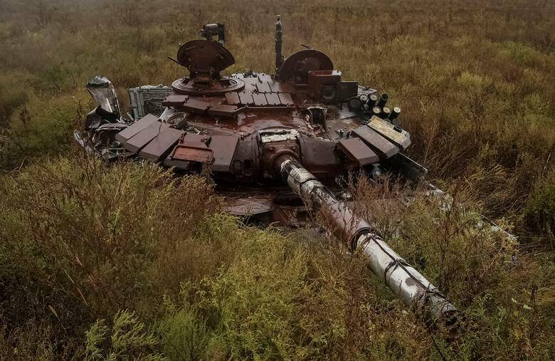 X&aacute;c xe tăng Nga gần l&agrave;ng Dolyna, khu vực Kharkiv, Ukraine.  Ảnh - Reuters