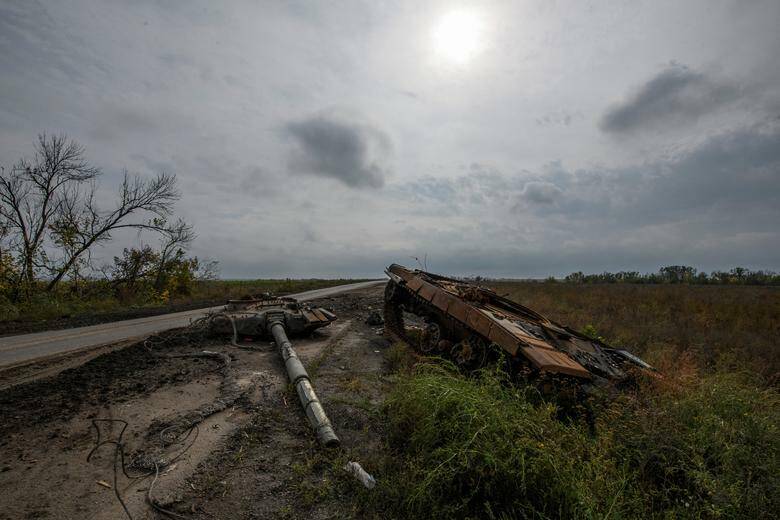 X&aacute;c xe tăng Nga bị bỏ lại b&ecirc;n vệ đường tại khu vực Kharkiv, Ukraine.  Ảnh - Reuters