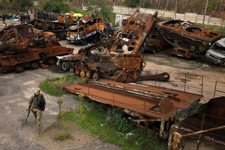 Xe tăng, xe bọc th&eacute;p Nga hư hại nặng nề, rỉ s&eacute;t nằm chất đống tại thị trấn Lyman, khu vực Donetsk, miền đ&ocirc;ng Ukraine.  Ảnh - Reuters