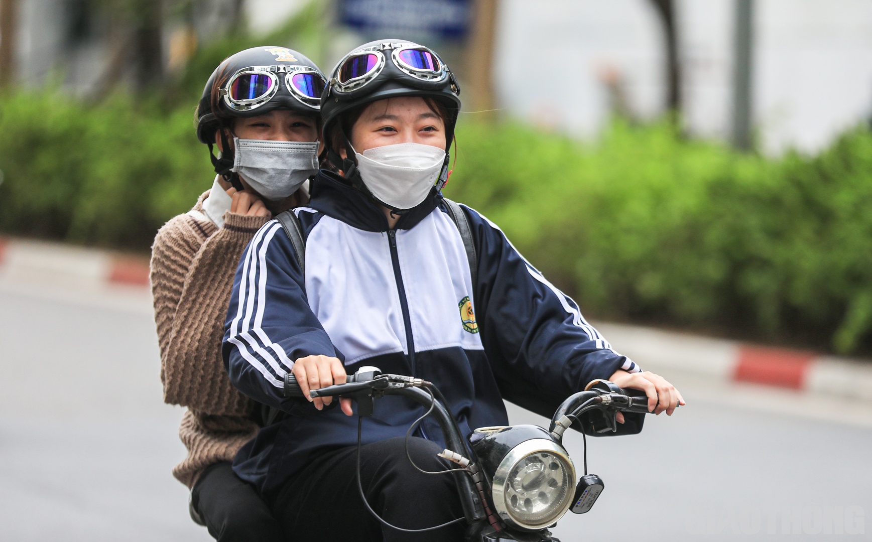 Gió lạnh thổi qua khiến hai bạn trẻ phải co ro.