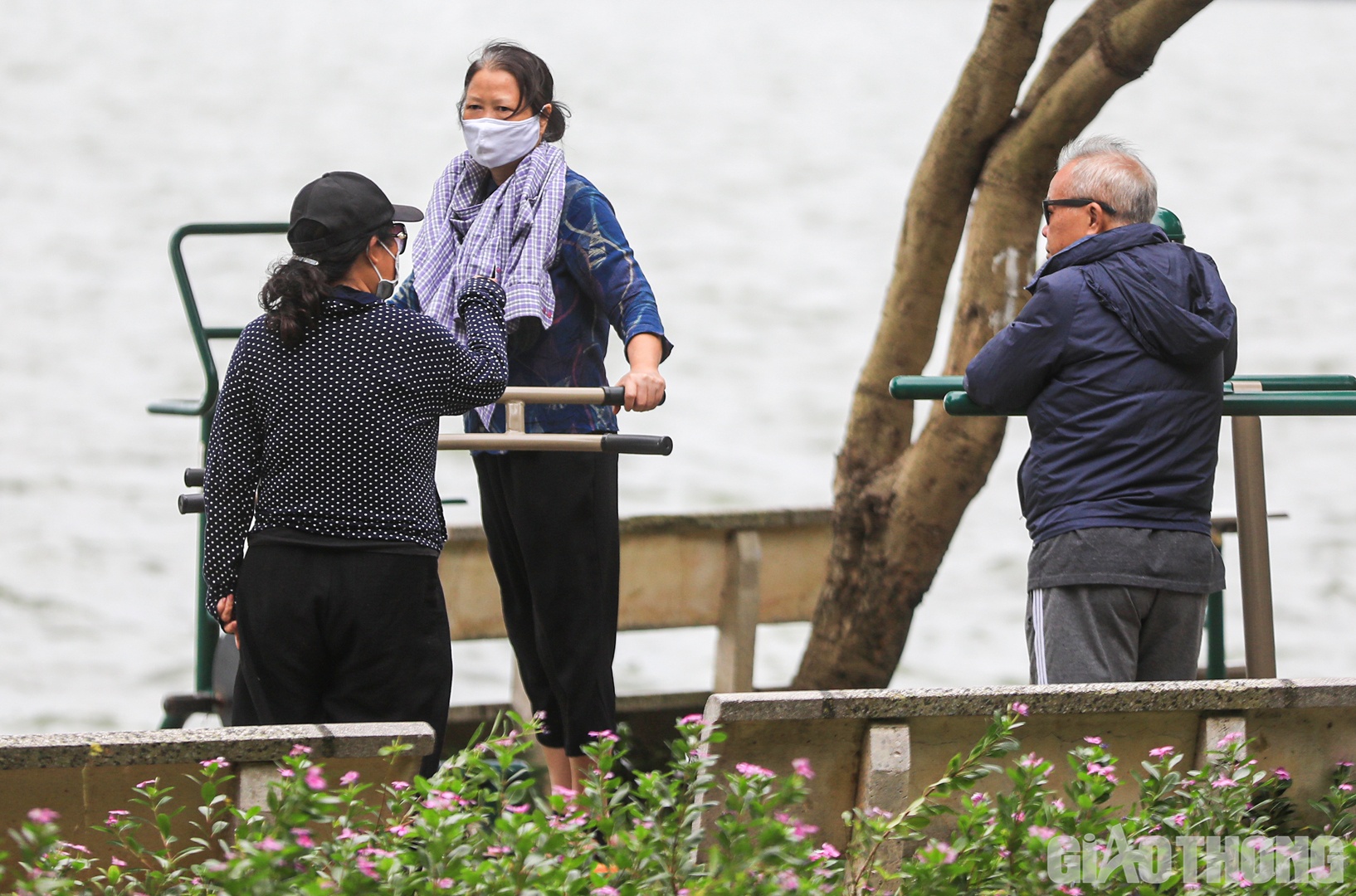 Người cao tuổi quàng khăn, mặc thêm áo ấm khi tập thể dục.