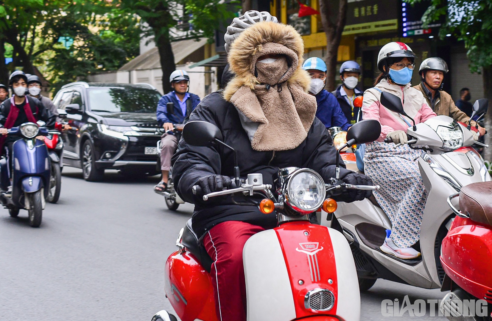 ...Hay với trang phục kín mít.