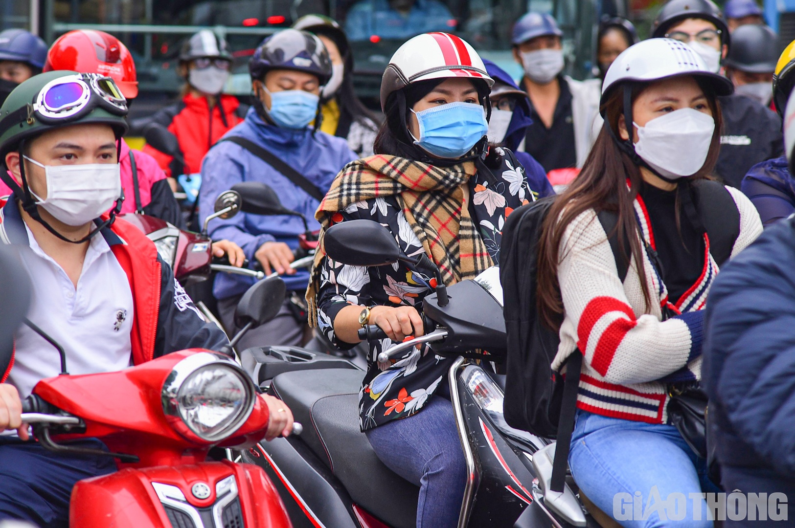 Người đi xe máy còn quàng cả khăn.