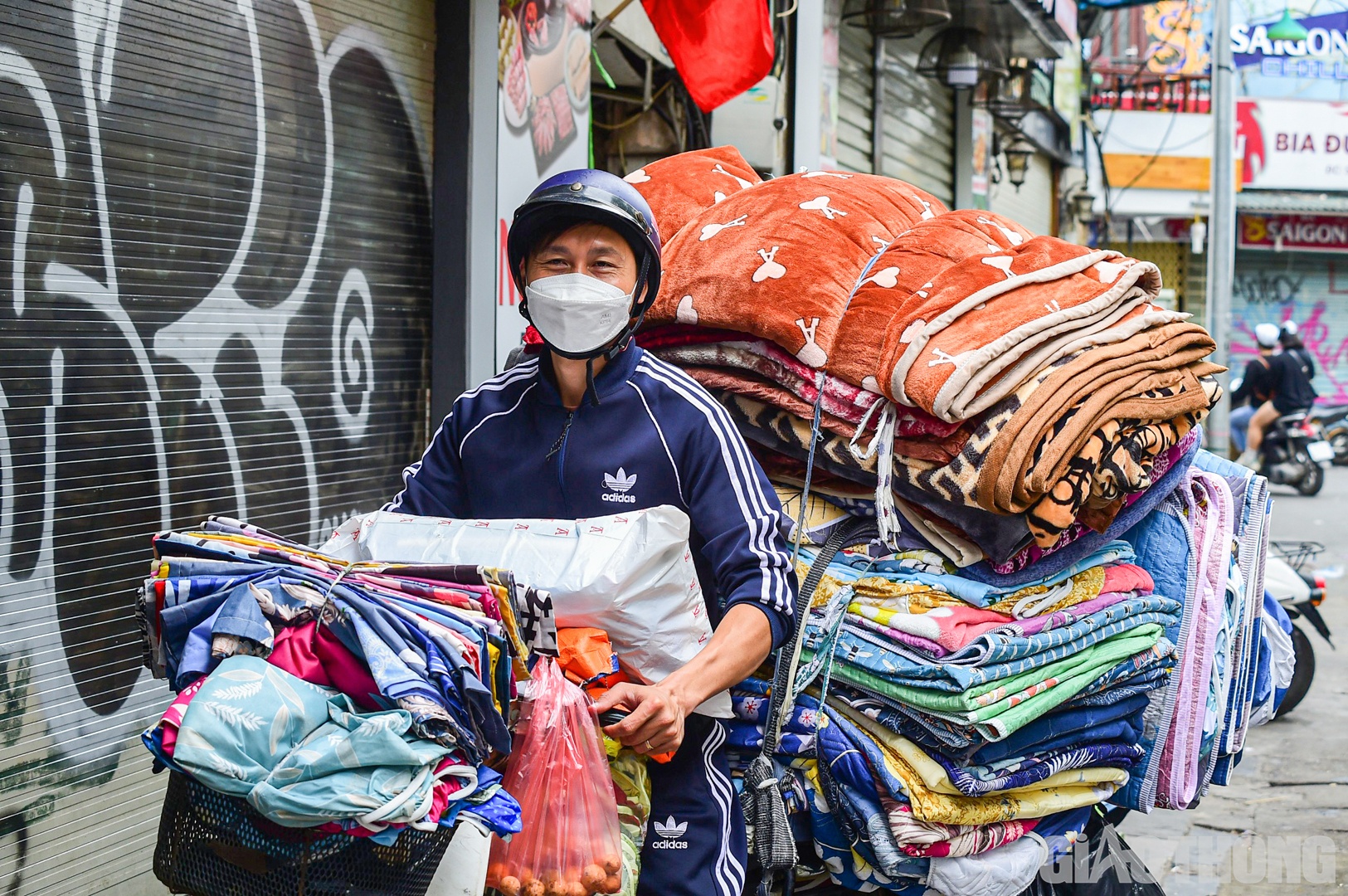 Đem chăn, ga, vỏ gối... lên bán ở quanh khu phố cổ, anh Cường (huyện Thường Tín) cho hay: "Do hôm nay trời bắt đầu trở lạnh nên tôi cũng đắt hàng hơn".