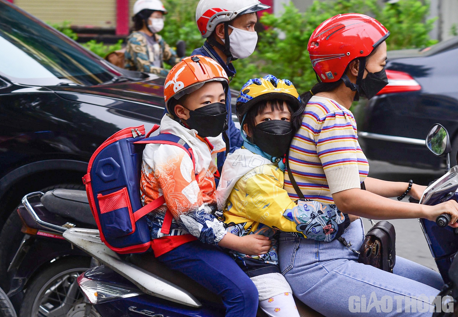 Các em nhỏ khi đến trường được phụ huynh trang bị nhiều lớp áo.