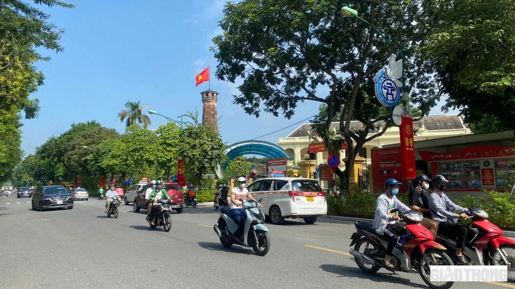 Tuyến phố Điện Bi&ecirc;n Phủ, nơi khu vực Cột cờ H&agrave; Nội được trang ho&agrave;ng nhiều băng r&ocirc;n, pano...