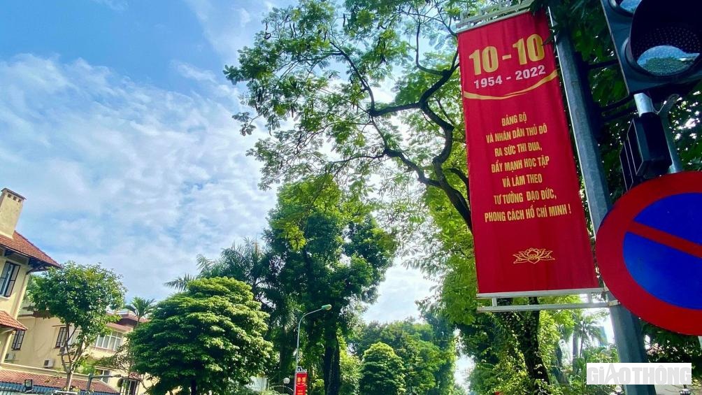 Theo d&ograve;ng lịch sử, s&aacute;ng ng&agrave;y 10/10/1954, c&aacute;c đơn vị Qu&acirc;n đội Nh&acirc;n d&acirc;n Việt Nam anh h&ugrave;ng, trong đ&oacute; c&oacute; những người con của H&agrave; Nội thuộc Trung đo&agrave;n Thủ đ&ocirc;, từ 5 cửa &ocirc; tiến v&agrave;o tiếp quản H&agrave; Nội trong sự đ&oacute;n ch&agrave;o của h&agrave;ng vạn người d&acirc;n Thủ đ&ocirc;.