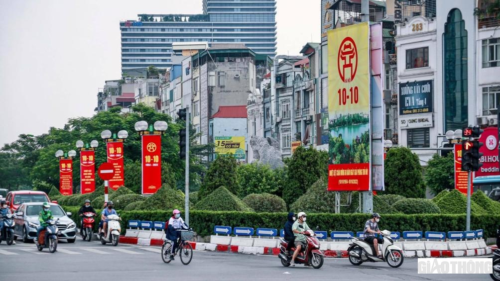 Để ch&agrave;o mừng kỷ niệm ng&agrave;y Giải ph&oacute;ng, TP. H&agrave; Nội đ&atilde; trang ho&agrave;ng cờ hoa ở c&aacute;c tuyến phố với sắc đỏ chủ đạo, tạo n&ecirc;n bầu kh&ocirc;ng kh&iacute; phấn khởi.