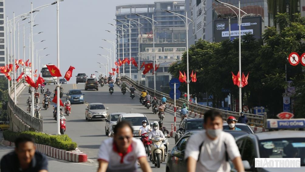 "Niềm vui của ng&agrave;y Giải ph&ograve;ng Thủ đ&ocirc; l&agrave; thời khắc thi&ecirc;ng li&ecirc;ng của lịch sử, để người d&acirc;n lu&ocirc;n thấy tự h&agrave;o, n&acirc;ng cao tr&aacute;ch nhiệm", anh Trần Văn Đạt, tr&uacute; quận Ho&agrave;n Kiếm cho hay.