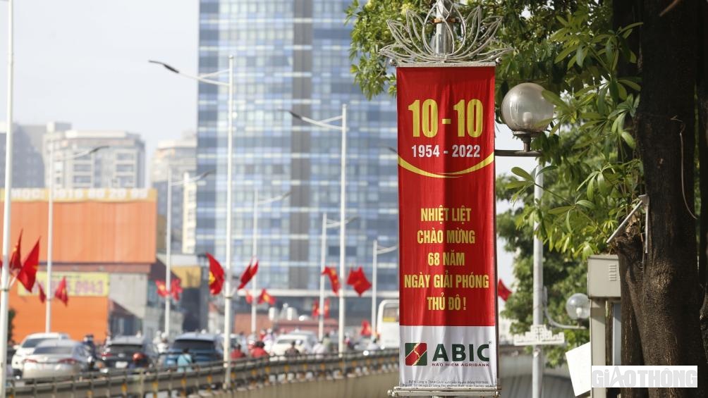 Nhiều tuyến phố tr&ecirc;n địa b&agrave;n H&agrave; Nội được trang ho&agrave;ng rực rỡ băng r&ocirc;n, khẩu hiệu v&agrave; &aacute;p ph&iacute;ch để ch&agrave;o mừng kỷ niệm 68 năm ng&agrave;y Giải ph&oacute;ng Thủ đ&ocirc; (10/10/1954 - 10/10/2022).