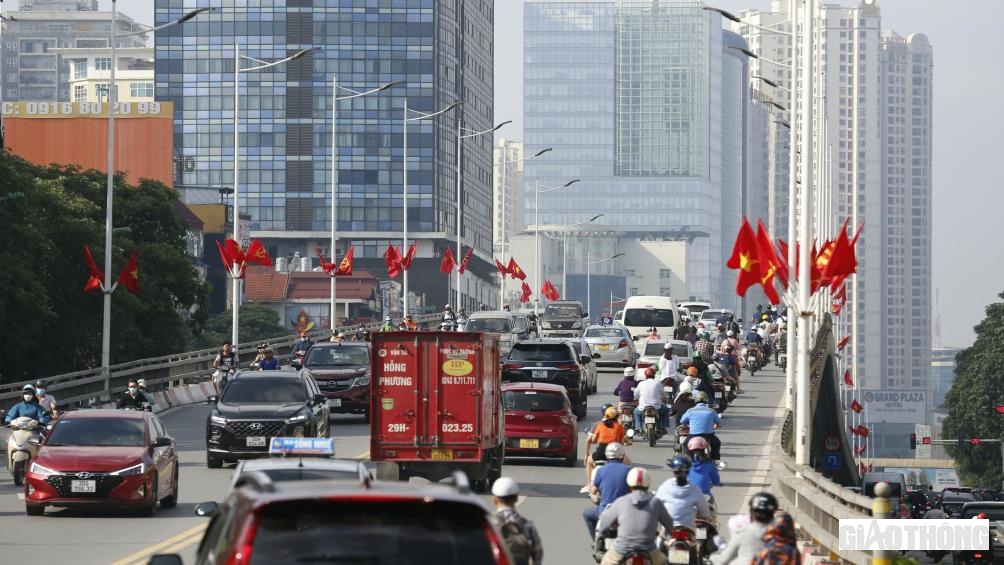 Dọc c&aacute;c tuyến phố trung t&acirc;m được trang tr&iacute; cờ Tổ quốc, cở Đảng, c&aacute;c băng r&ocirc;n khẩu hiệu ch&agrave;o mừng kỷ niệm 68 năm ng&agrave;y Giải ph&oacute;ng Thủ đ&ocirc;.