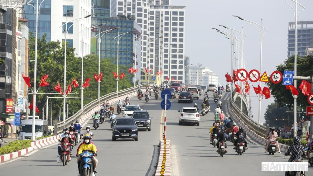 Theo ghi nhận của PV, hầu hết đường phố H&agrave; Nội những ng&agrave;y n&agrave;y đều rực rỡ, tươi s&aacute;ng hơn bởi nhiều pano, &aacute;p ph&iacute;ch,... tuy&ecirc;n truyền về ng&agrave;y Giải ph&oacute;ng Thủ đ&ocirc;.