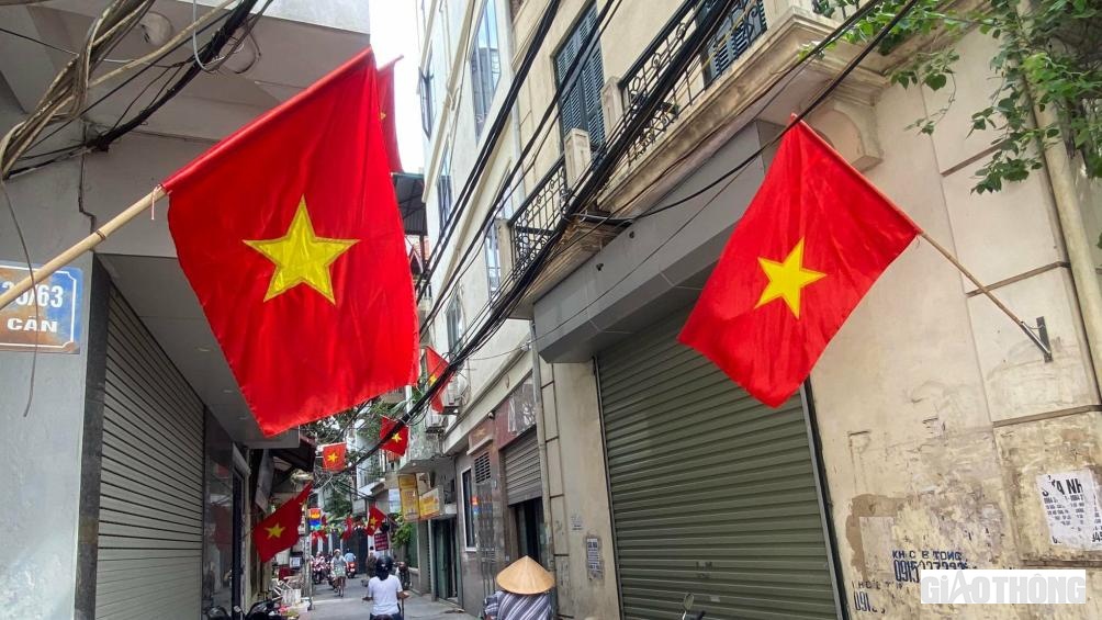 Tại những con ng&otilde; của H&agrave; Nội, người d&acirc;n cũng chủ động treo cờ ch&agrave;o mừng ng&agrave;y kỷ niệm của Thủ đ&ocirc;. "Những ng&agrave;y n&agrave;y ch&uacute;ng t&ocirc;i chủ động treo cờ để g&oacute;p phần thể hiện niềm tự h&agrave;o về những năm th&aacute;ng chiến đấu, hy sinh để gi&agrave;nh lại độc lập", chị Lan Anh cho hay.