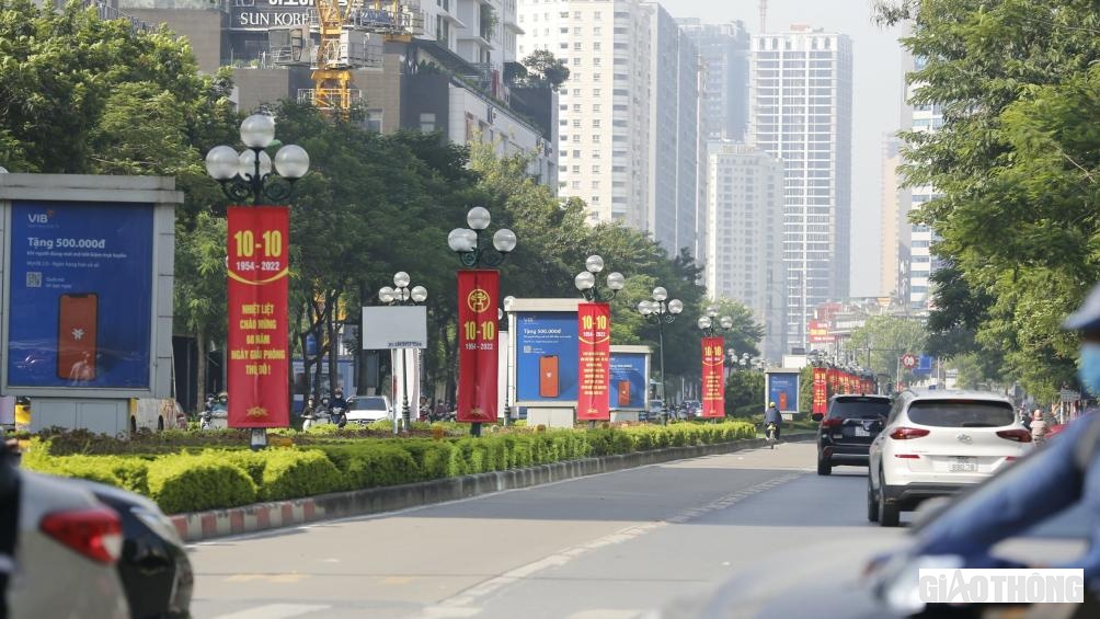 Được biết, b&ecirc;n cạnh việc trang ho&agrave;ng đường phố, nhiều hoạt động kỷ niệm ng&agrave;y Giải ph&oacute;ng Thủ đ&ocirc; 10/10 cũng diễn ra như lễ vinh danh C&ocirc;ng d&acirc;n ưu t&uacute; Thủ đ&ocirc;; chương tr&igrave;nh &Acirc;m nhạc m&ugrave;a thu H&agrave; Nội. Chương tr&igrave;nh &Acirc;m nhạc m&ugrave;a thu tại  phố đi bộ hồ Ho&agrave;n Kiếm; Hội S&aacute;ch H&agrave; Nội lần thứ VII năm 2022 tại khu vực vườn hoa L&yacute; Th&aacute;i Tổ; Cuộc thi Ảnh nghệ thuật "H&agrave; Nội - Kh&aacute;t vọng ph&aacute;t triển"...