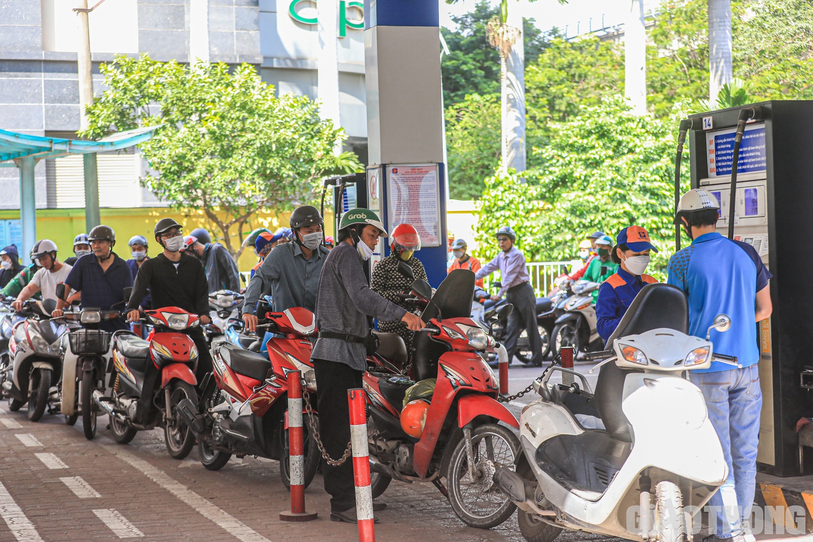 Mặc d&ugrave; vậy, thay v&igrave; cảnh chen ch&uacute;c, người d&acirc;n c&oacute; thể mua xăng dễ d&agrave;ng v&agrave; kh&ocirc;ng phải chờ đợi qu&aacute; l&acirc;u để đến lượt.