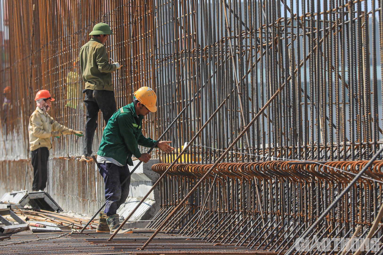 Nhằm đảm bảo hiệu quả triển khai dự án, lãnh đạo Ban điều hành dự án QL45 - Nghi Sơn cho biết, trong một tháng tới, khi thời tiết thuận lợi, Ban điều hành dự án sẽ đánh giá năng lực của các nhà thầu trên cơ sở sản lượng nhà thầu đạt được để báo cáo Bộ GTVT xem xét, có hình thức xử lý nhà thầu không đáp ứng tiến độ (nếu có).