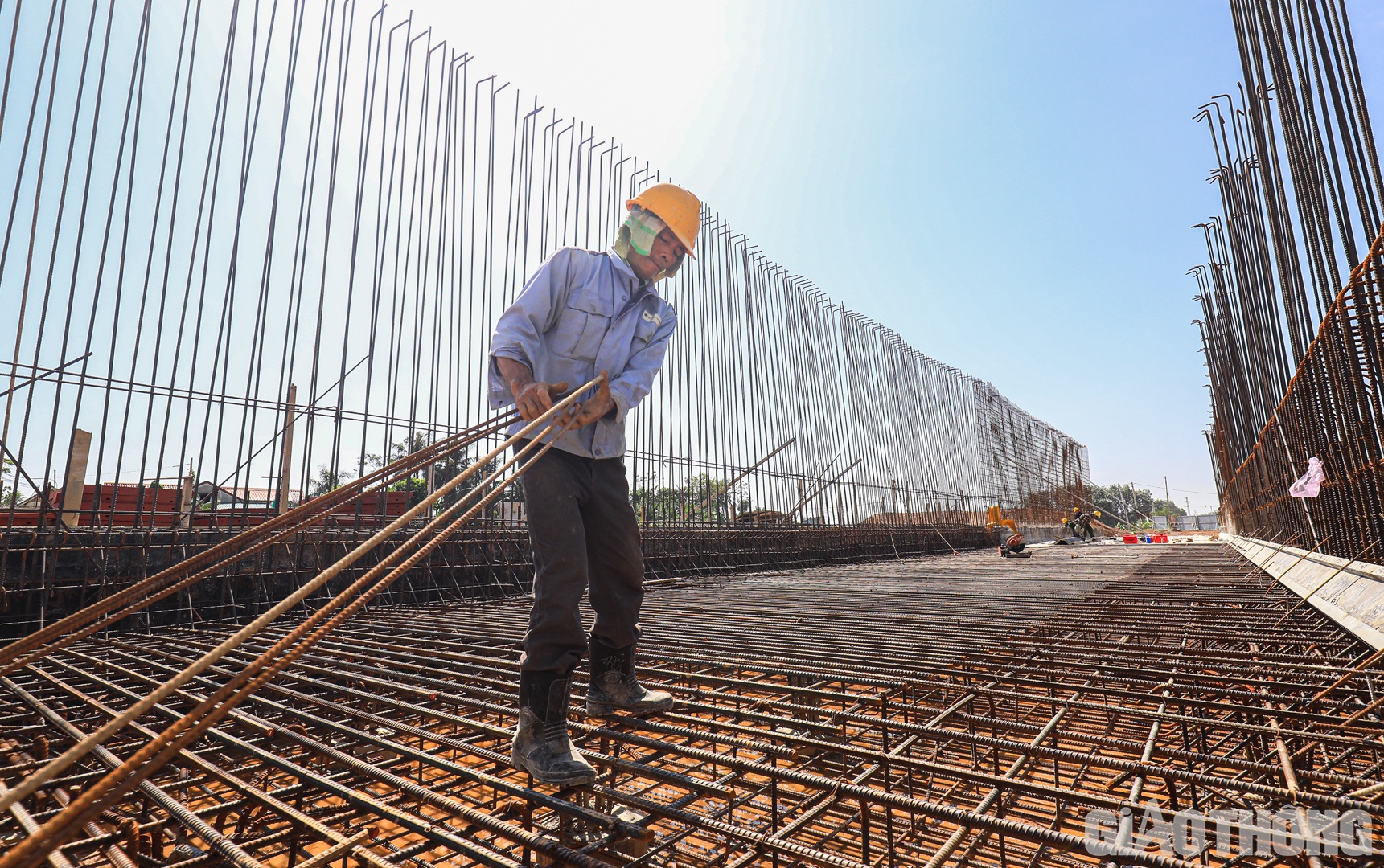 Bên cạnh thách thức thời tiết, quá trình thi công dự án còn gặp thách thức lớn bởi biến động vật liệu. Đơn cử, giá vật liệu đất đắp hiện là 120.000 đồng/m3 so với giá bỏ thầu khoảng 80.000 đồng. Giá vật liệu cát là 340.000 đồng/m3 so với thời điểm bỏ thầu chỉ 220.000 đồng, giá cấp phối đá dăm lên tới 220.000 đồng/m3 so với giá trúng thầu là 140.000 đồng. Trong khi đó, chỉ số giá vật liệu xây dựng địa phương công bố đáp ứng chưa đến 30% giá thực tế thị trường. Trong ảnh: Công nhân Tập đoàn Thành Huy thi công hầm chui QL45 trên tuyến QL45 - Nghi Sơn.