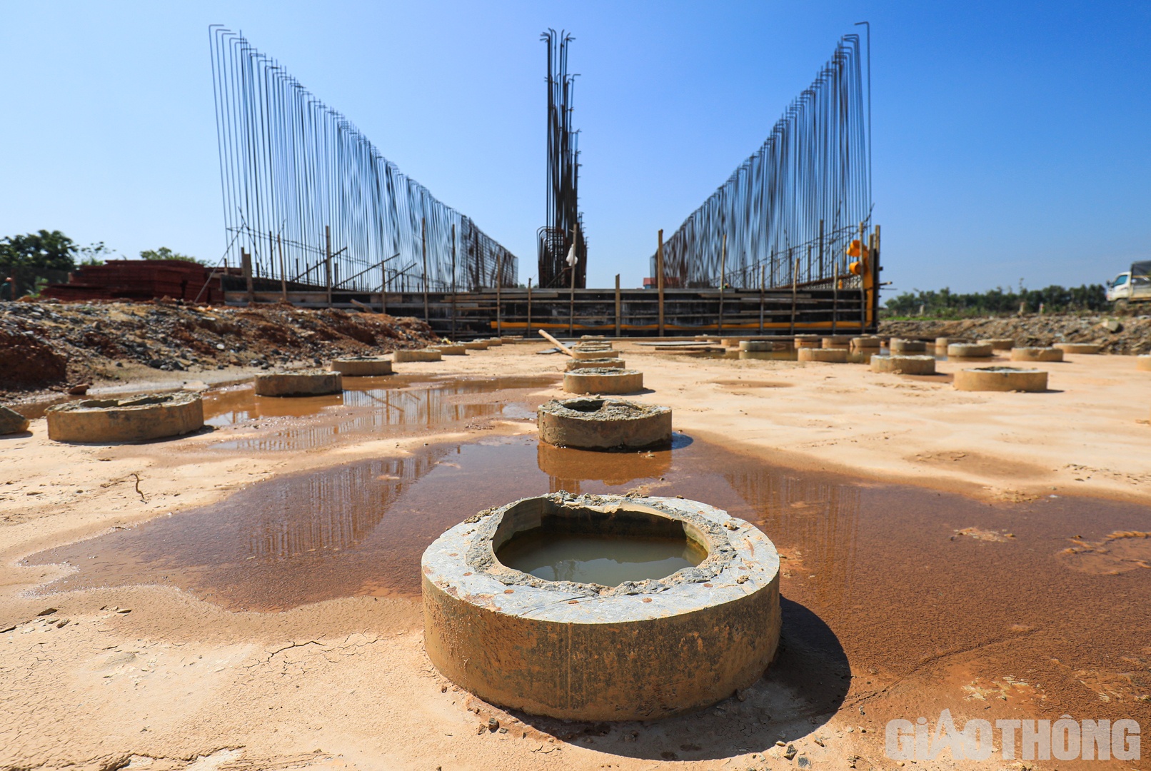 Đảm nhận thi công 3,23 km đường (Km345+770 - Km349+000) trong tổng số 12km đường của gói thầu XL01, hiện tại, công tác xử lý đất yếu (1,1 km) đang được Tập đoàn Thành Huy tích cực triển khai. “Hiện, khoảng 500m nền đất yếu đã được gia tải giai đoạn 2. Chậm nhất đến tháng 3/2023 sẽ kết thúc toàn bộ công tác gia tải khu vực nền đất yếu, quay lại dỡ tải để thi công móng mặt. Đối với các đoạn thông thường, mục tiêu thi công xong phần đắp nền trong khoảng tháng 1/2023 để làm móng mặt và thảm nhựa từ tháng 3/2022”, ông Thạch thông tin. Trong ảnh: các cọc dự ứng lực được thi công phục vụ công tác xử lý nền đất yếu.