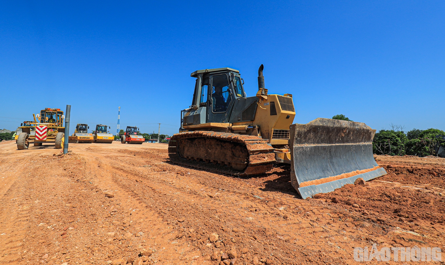 “Tổng khối lượng đất đắp hiện tập trung chủ yếu ở gói thầu XL03 (khoảng 700.000 m3). Ngay sau khi mỏ đất được khai thác (dự kiến trước ngày 20/10), ban điều hành dự án sẽ yêu cầu nhà thầu tăng tốc thi công 3 ca liên tục, hoàn thành công tác đắp nền trước ngày 31/12/2022.
Mục tiêu đến tháng 11/2022, công tác cấp phối đá dăm sẽ bắt đầu triển khai đồng loạt, trừ những vị trí phải gia tải, xử lý nền đất yếu”, ông Nguyễn Ngọc Quỳnh thông tin.