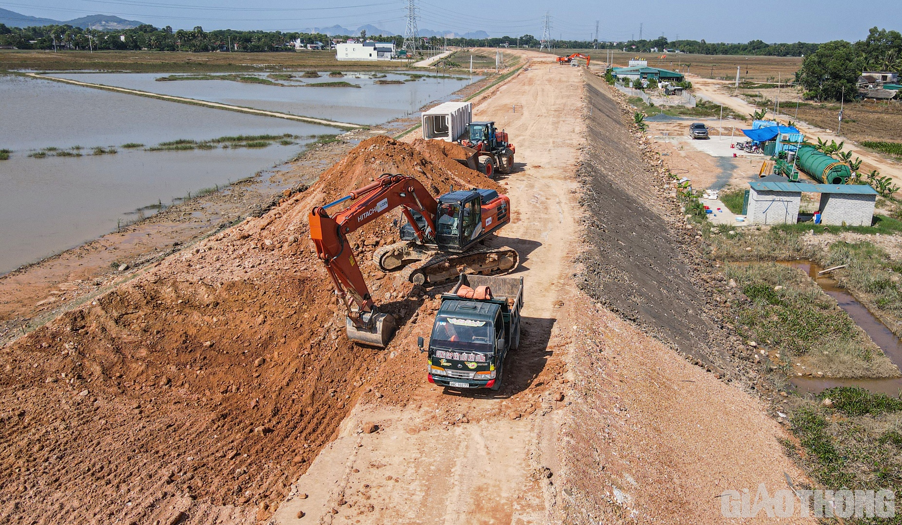 Đảm nhận thi công 5,7 km đường (Km349-Km351 và Km354-Km357) tại gói thầu gói thầu XL02, 14h chiều ngày 11/10, hàng chục phương tiện, máy móc của Công ty CP Lizen cũng đã được huy động rốt ráo thi công trên hiện trường.