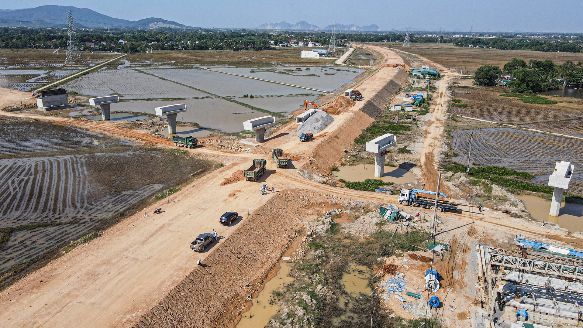 Trao đổi với Báo Giao thông, ông Nguyễn Ngọc Quỳnh, Giám đốc Ban điều hành dự án thành phần QL45 - Nghi Sơn cho biết, sau hơn 1 năm thi công, tính đến ngày 6/10/2022, sản lượng thực hiện tại dự án đã đạt khoảng 55,63% giá trị hợp đồng, chậm 0,08% so với tiến độ dự án.