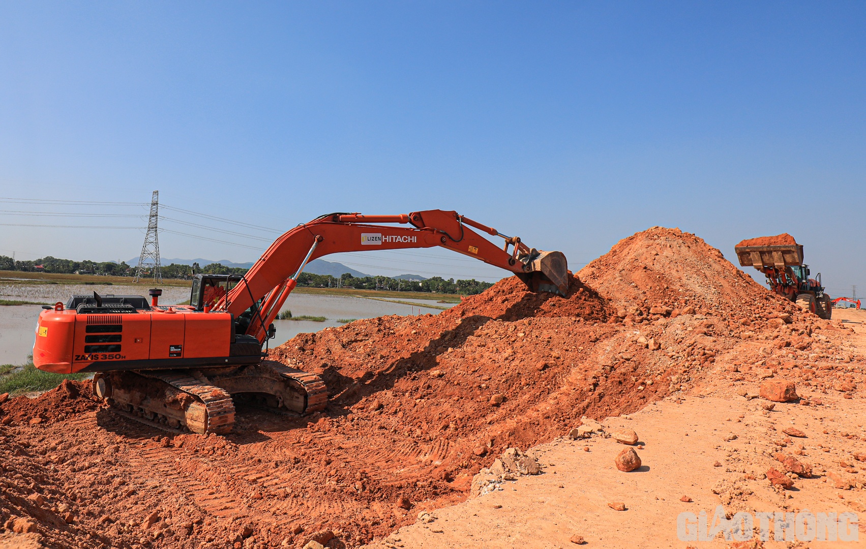 Theo ông Quỳnh, diễn biến thời tiết phức tạp là một trong những nguyên nhân chính dẫn đến sản lượng thi công dự án chưa được như kế hoạch. “Từ đầu năm đến nay hơn 9 tháng nhưng có hơn 80 ngày mưa, riêng từ tháng 5/2022 đến nay, địa bàn Thanh Hóa đã có 59 ngày mưa, ảnh hưởng lớn đến công tác đắp đất (công tác thi công chính ở giai đoạn này). Một số nguyên nhân khác ảnh hưởng lớn đến tiến độ dự án như: Giá cả vật liệu tăng đột biến; Thủ tục thuê đất, giao đất để khai thác mỏ vật liệu đất đắp (xuất phát từ phía địa phương) còn chậm dù đã được cấp phép,… Trong ảnh: Thi công nền đường tại gói thầu XL02 dự án.