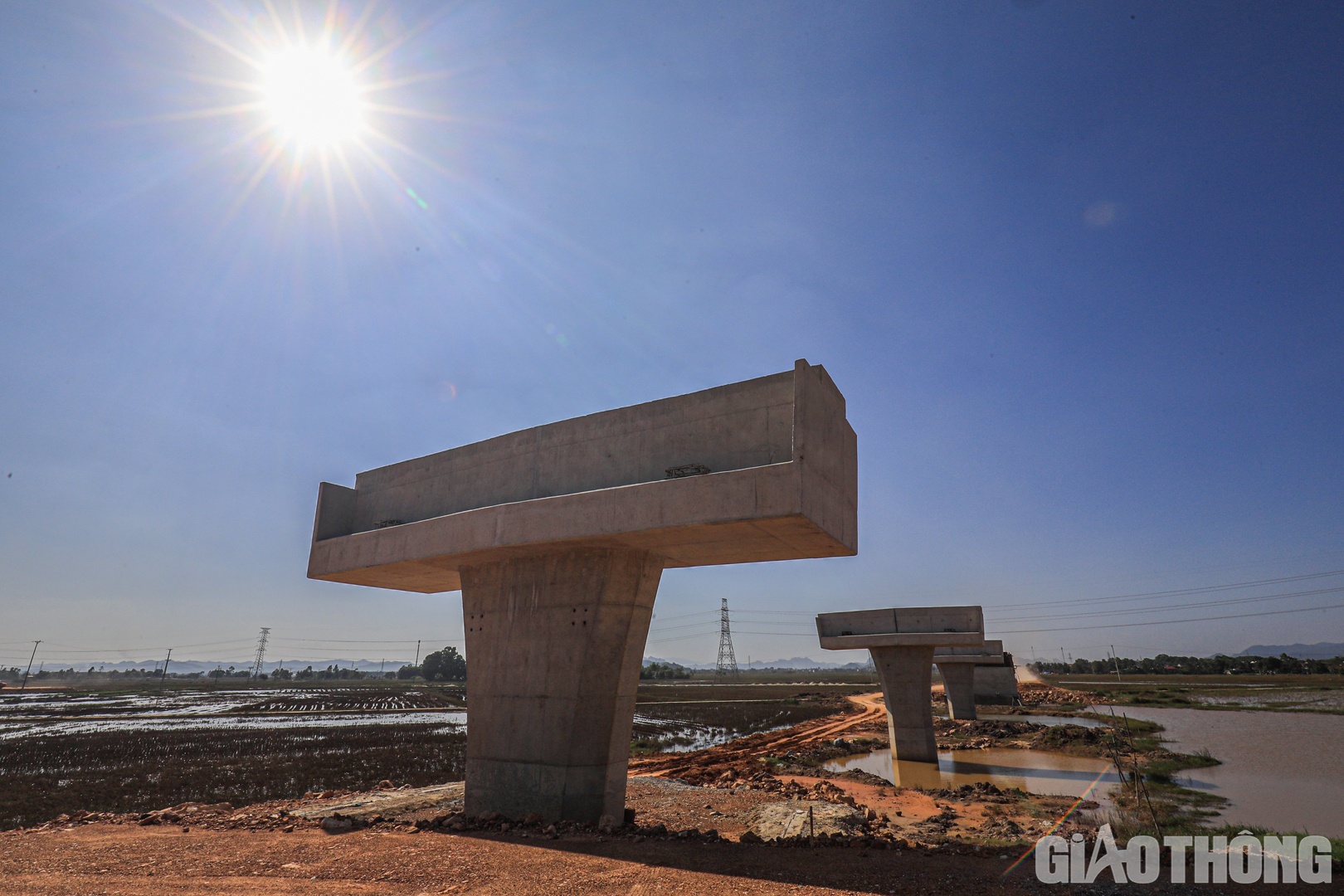 Hạng mục cầu Vạn Thiện nối từ QL45 đi Nghi Sơn - Sao Vàng dài hơn 400m là cầu dài nhất trong số 7 cầu thuộc gói thầu XL02 hiện đã cơ bản hoàn thành phần mố, trụ, đang chờ tập kết gối về để lao dầm.