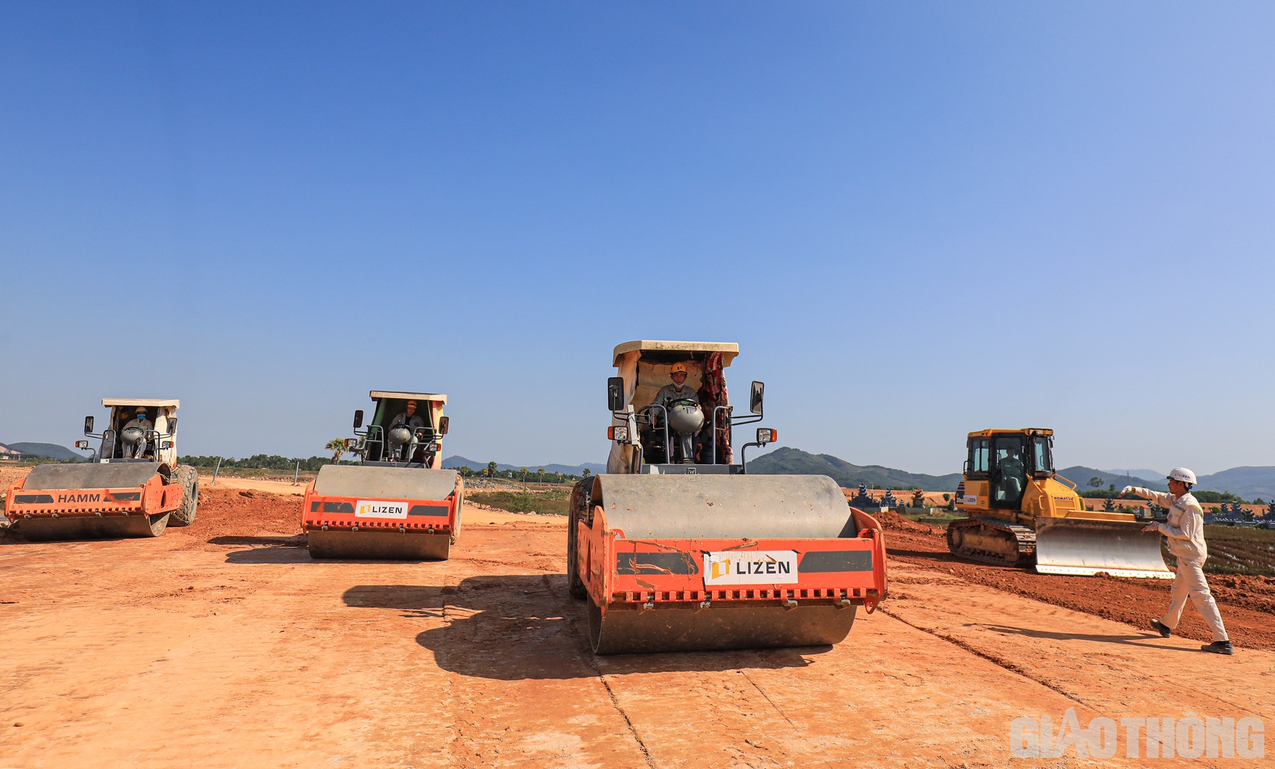 “Thời tiết thuận lợi, công tác đắp đất trên công trường sẽ được thi công 3 ca. Riêng khu vực nền đất yếu (gần 2km) đang được đắp gia tải, dự kiến sẽ được dỡ tải thi công móng mặt vào đầu tháng 1/2023. Mục tiêu đến tháng 11/2023, nhà thầu sẽ bắt đầu triển khai cấp phối đá dăm tại các vị trí đủ điều kiện”, đại diện Ban điều hành gói thầu XL02 thông tin.