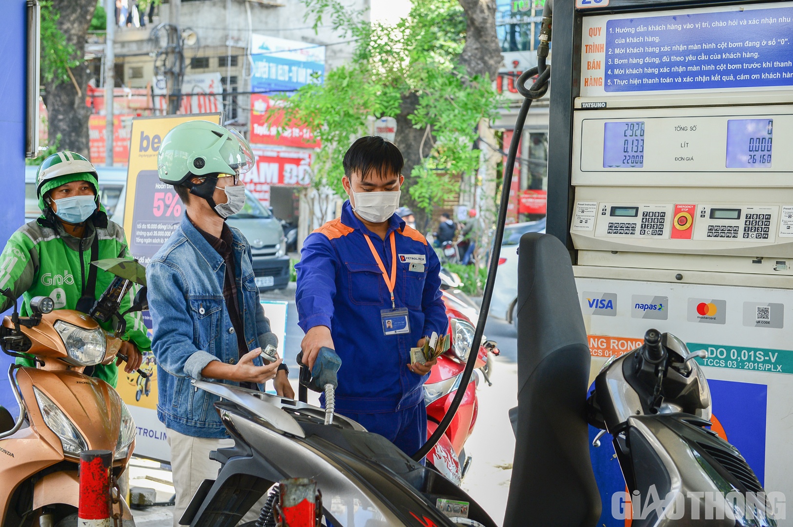 Sau 4 lần giảm s&acirc;u, gi&aacute; xăng dầu đ&atilde; tăng trở lại v&agrave;o phi&ecirc;n h&ocirc;m qua (11/10). Theo đ&oacute;, gi&aacute; xăng RON 95-III l&ecirc;n 22.000 đồng/l&iacute;t, sau khi tăng th&ecirc;m 560 đồng/l&iacute;t; C&ugrave;ng mức tăng, xăng E5 RON 92 l&ecirc;n 21.290 đồng/l&iacute;t.