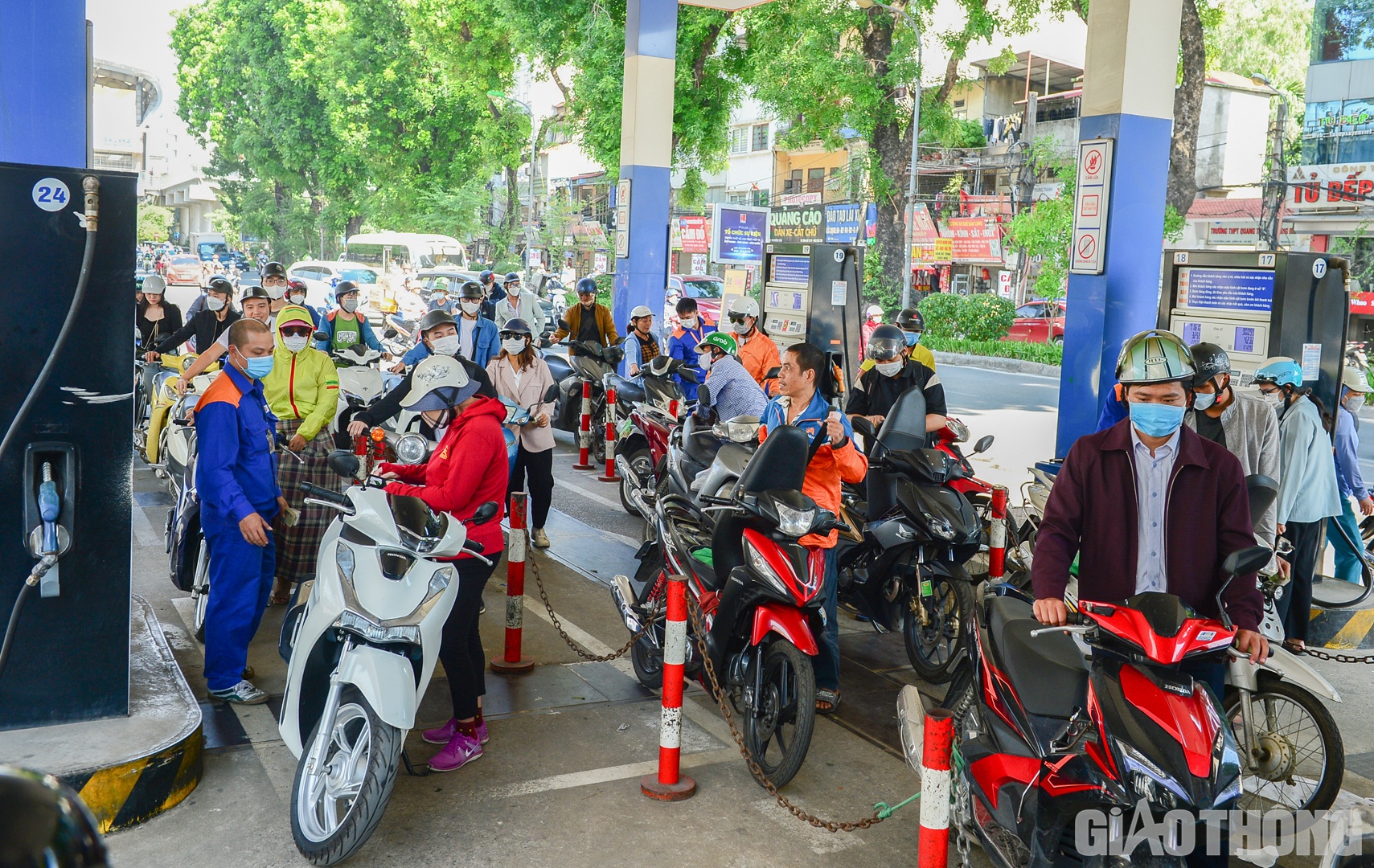 Tương tự, tại c&acirc;y xăng số 31 đường L&aacute;ng (gần Ng&atilde; Tư Sở) cũng trong t&igrave;nh trạng đ&ocirc;ng đ&uacute;c nhưng kh&ocirc;ng xảy ra t&igrave;nh trạng qu&aacute; tải.