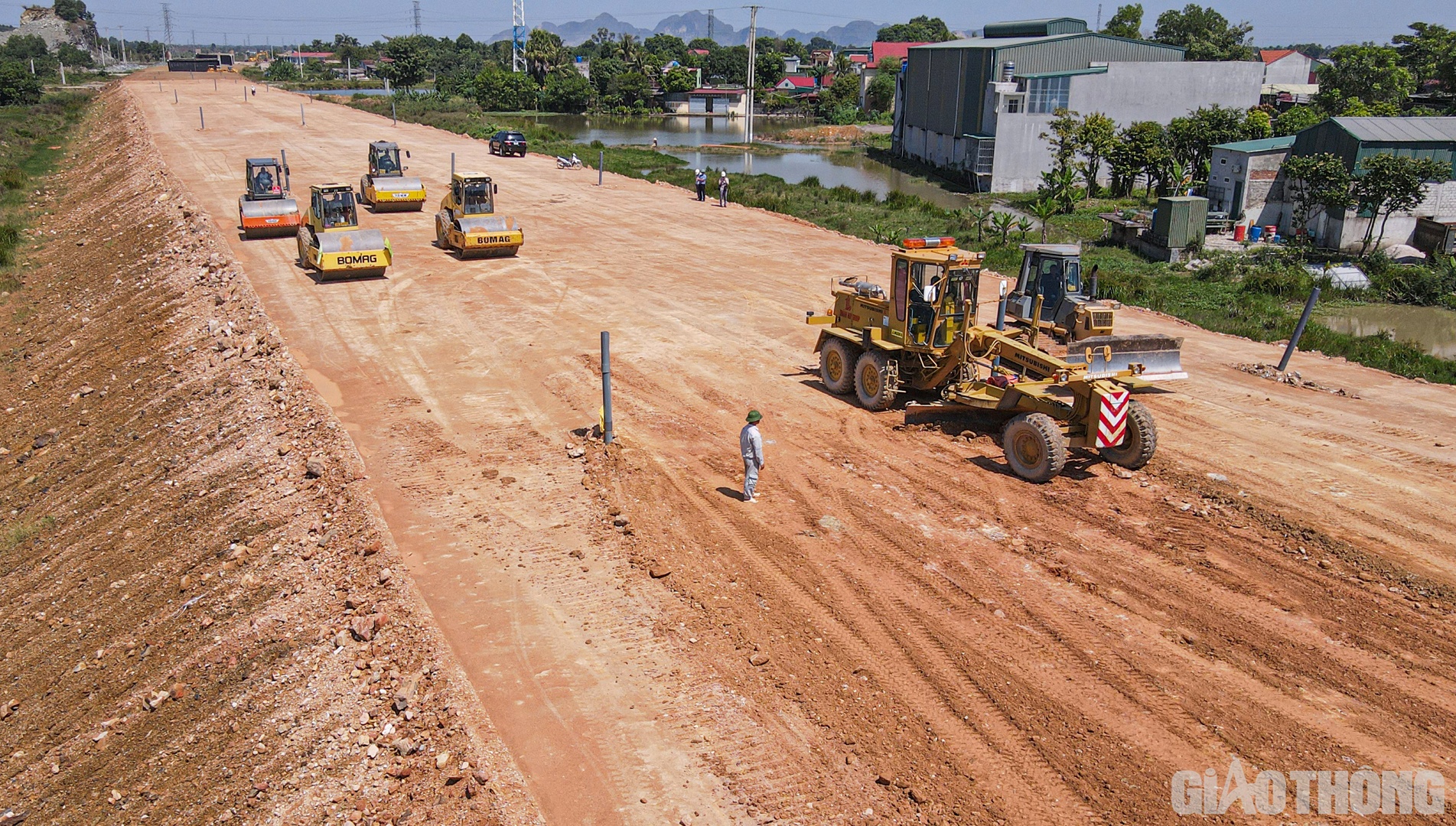 “Riêng tháng 9 đã mưa gần 20 ngày. Việc thi công gần như “đóng băng”. Chỉ một số ít anh em tập trung làm công tác nội nghiệp và bảo dưỡng máy móc. Nhà thầu phải tận dụng tối đa số ngày nắng ít ỏi, tập trung thi công các vị trí có công địa đảm bảo điều kiện để không bị “trượt” tiến độ”, ông Võ Đại Thạch, Chỉ huy trưởng gói thầu XL01 thuộc Công ty CP Tập đoàn Thành Huy vừa chỉ đạo đoàn xe lu ra thi công khu vực nền đất yếu gần hầm chui QL45 vừa chia sẻ.