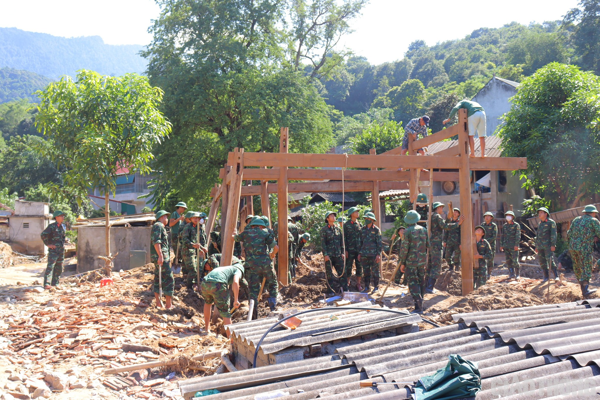 Trong khi đ&oacute;, hiện nay c&aacute;c lực lượng qu&acirc;n đội, c&ocirc;ng an vẫn đang b&aacute;m trụ để hỗ trợ người d&acirc;n dọn dẹp nh&agrave; cửa, khắc phục hậu quả của mưa lũ g&acirc;y ra.