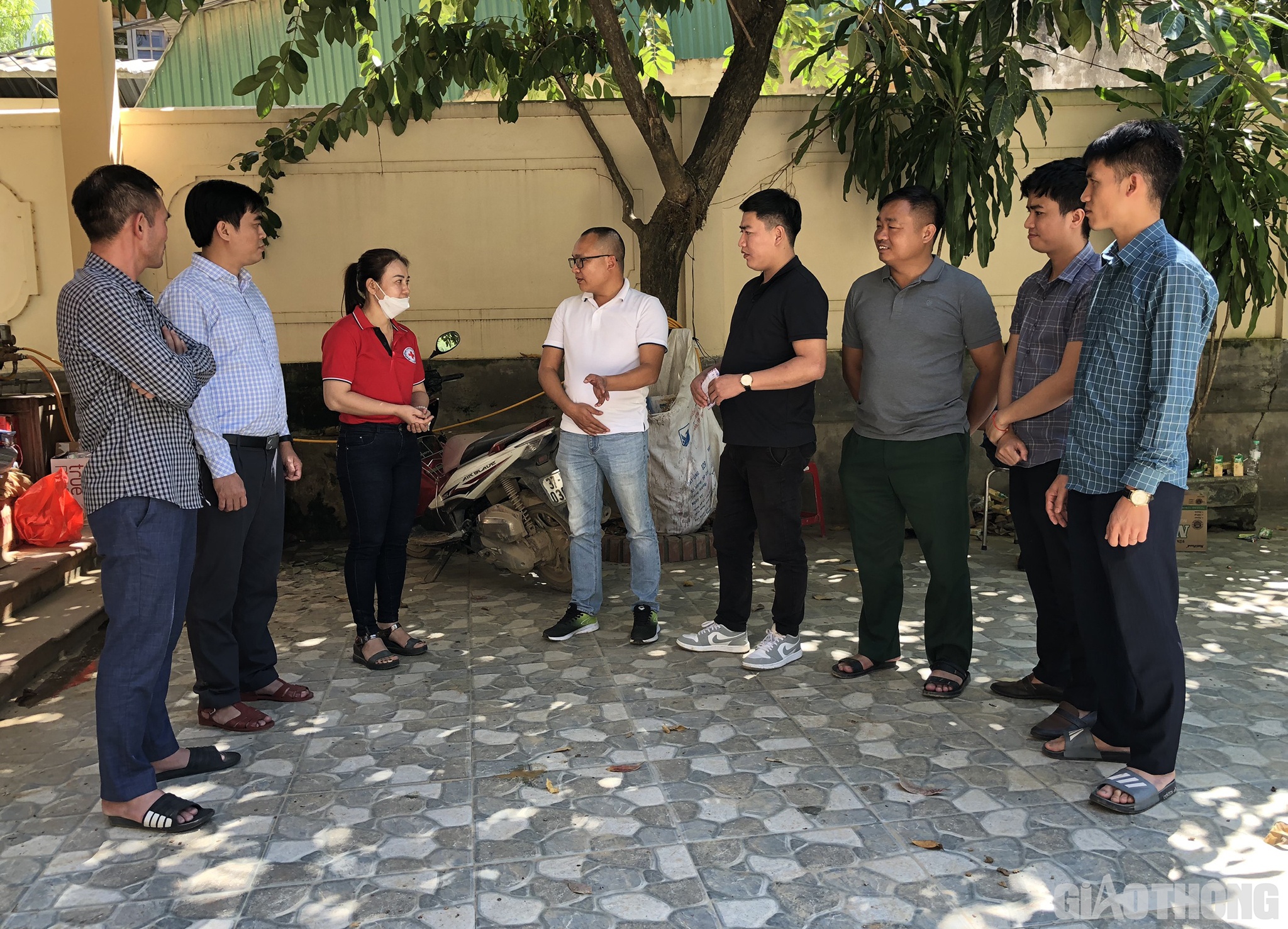 B&agrave; Vi Thị Quy&ecirc;n &ndash; Ph&oacute; Chủ tịch UBND huyện Kỳ Sơn (&aacute;o đỏ) cho biết: "Mọi hỗ trợ của người d&acirc;n khi qua trung t&acirc;m đều được thống k&ecirc;, x&aacute;c nhận đầy đủ v&agrave; được ph&acirc;n ph&aacute;t cho những v&ugrave;ng bị thiệt hại do mưa lũ. T&iacute;nh đến s&aacute;ng ng&agrave;y 12/10, trung t&acirc;m đ&atilde; tiếp nhận sự hỗ trợ bao gồm tiền mặt, h&agrave;ng h&oacute;a v&agrave; qua t&agrave;i khoản của Mặt trận Tổ quốc với tổng số tiền l&agrave; hơn 30 tỷ đồng".