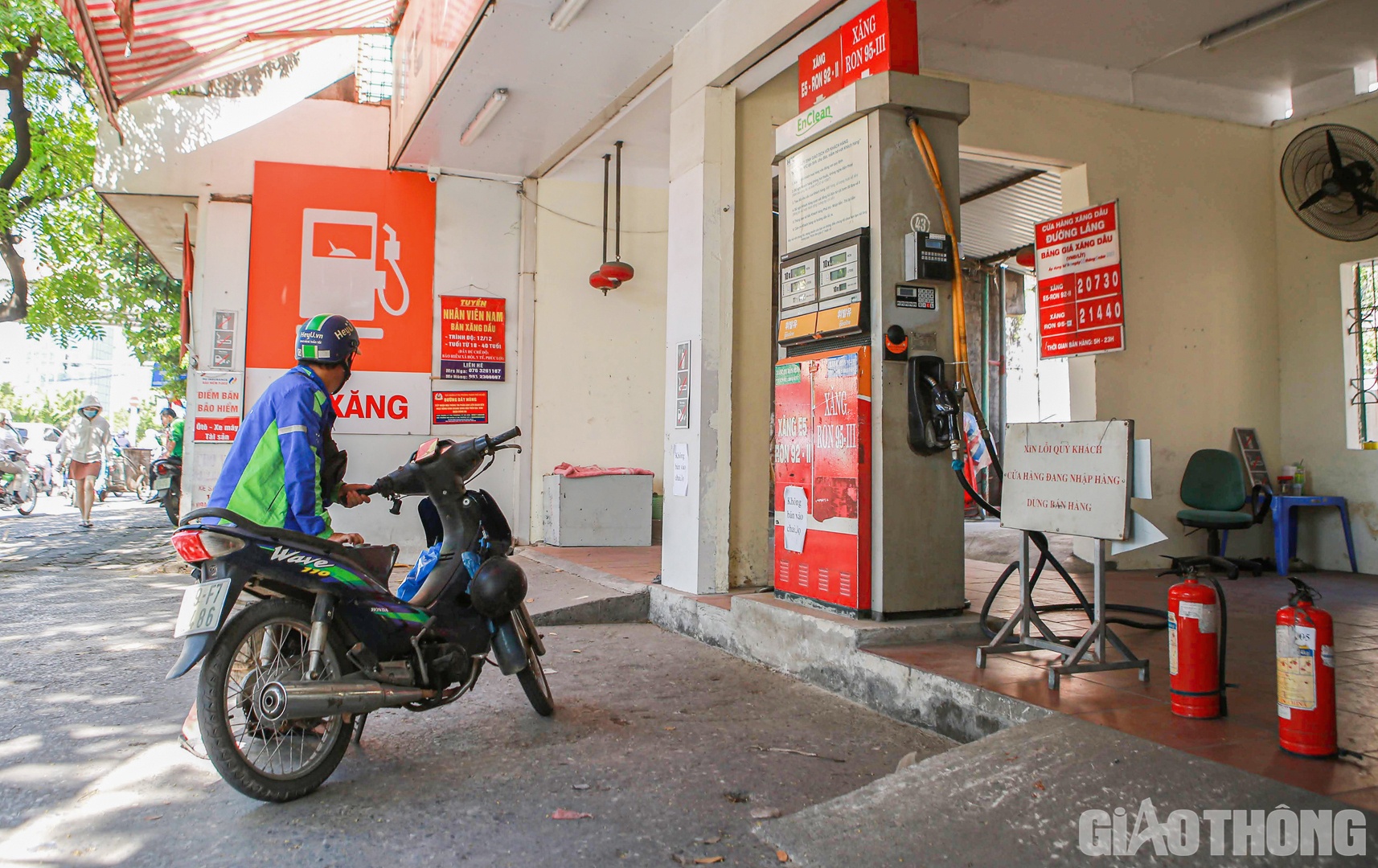 Trước đ&oacute;, v&agrave;o s&aacute;ng 11/10 c&acirc;y xăng c&oacute; địa chỉ 526 đường L&aacute;ng   đ&atilde; phải đ&oacute;ng cửa, treo biển tạm dừng b&aacute;n h&agrave;ng.