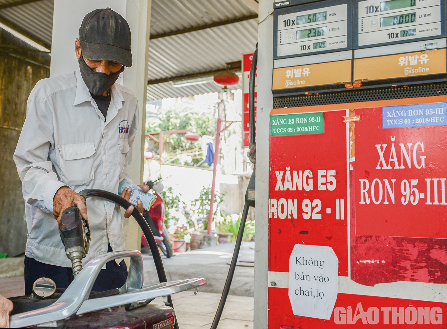 Tuy nhi&ecirc;n, cột bơm xăng tại đ&acirc;y vẫn c&ograve;n d&aacute;n th&ocirc;ng b&aacute;o kh&ocirc;ng b&aacute;n xăng v&agrave;o chai, lọ.