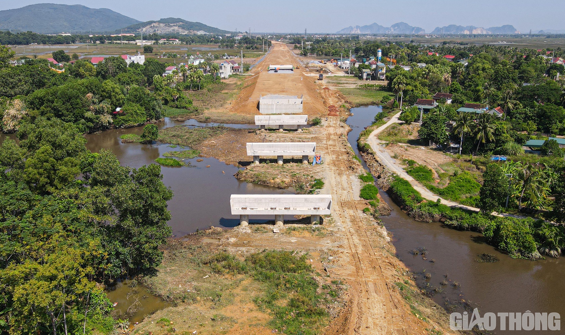 Dự án cao tốc Bắc - Nam đoạn QL45 - Nghi Sơn có tổng chiều dài tuyến chính hơn 43km. giai đoạn phân kỳ, dự án được đầu tư với quy mô 4 làn xe, bề rộng mặt đường 17m, vận tốc thiết kế 80 km/h. Giai đoạn hoàn chỉnh, dự án sẽ được đầu tư quy mô 6 làn xe, bề rộng nền đường 32,25m, vận tốc thiết kế từ 100 - 120 km/h.
Tổng mức đầu tư giai đoạn phân kỳ dự án là hơn 5.534 tỷ đồng. Thời gian thực hiện từ tháng 7/2021 - 8/2023.