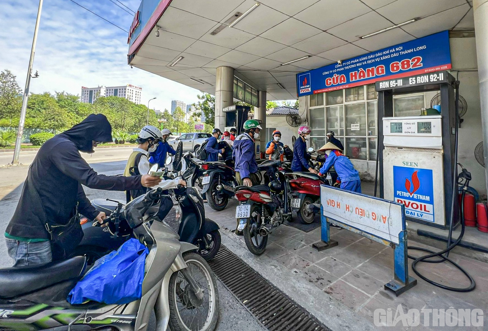 Trưa 12/10, trao đổi với PV B&aacute;o Giao th&ocirc;ng, b&agrave; Trần Thị Phương Lan, Quyền Gi&aacute;m đốc Sở C&ocirc;ng thương H&agrave; Nội cho biết, hiện tượng người d&acirc;n đổ x&ocirc; đi mua xăng chỉ xảy ra trước thời thời điểm tăng gi&aacute; ng&agrave;y h&ocirc;m qua.