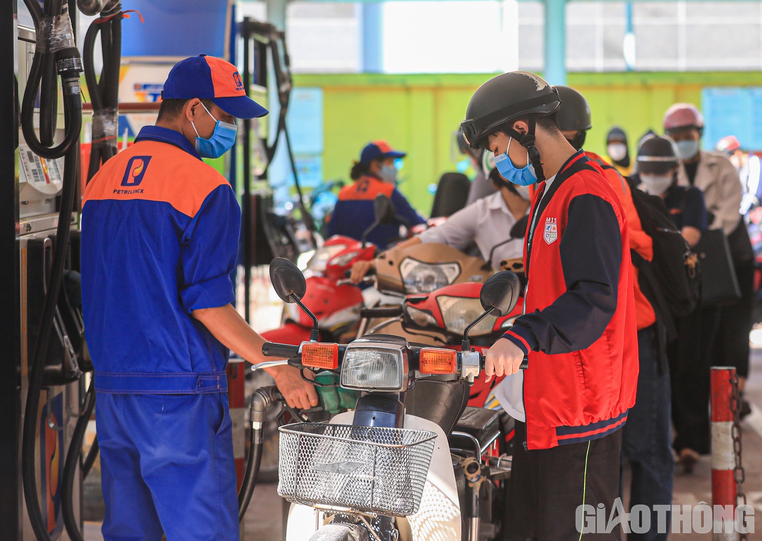 Nh&acirc;n vi&ecirc;n b&aacute;n h&agrave;ng l&agrave;m việc kh&ocirc;ng ngơi tay để phục vụ nhu cầu của người d&acirc;n.