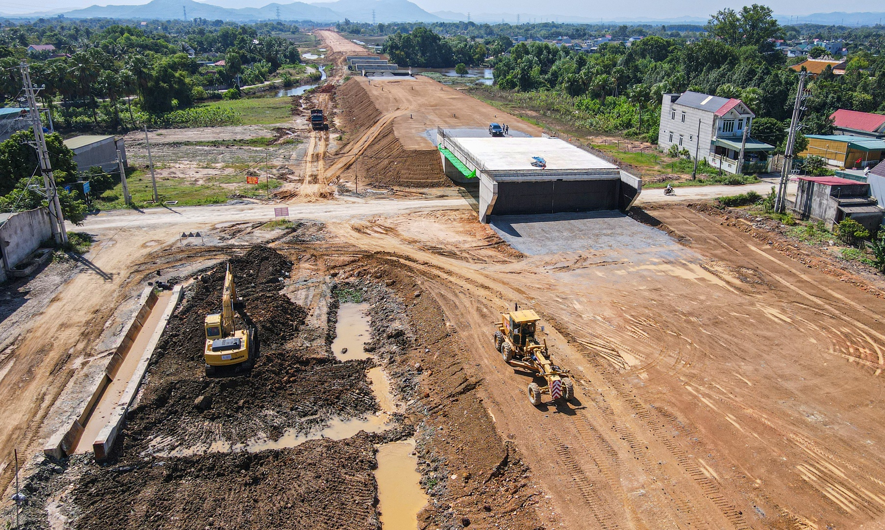 “Khó khăn chồng chất, song, Tập đoàn Thành Huy vẫn nỗ lực huy động hơn 100 cán bộ, kỹ sư, công nhân và hàng trăm phương tiện máy móc thường trực tại hiện trường, quyết tâm đưa gói thầu về đích đúng hạn và rút ngắn thời gian thi công 3 tháng đối với đoạn nền đắp thông thường (Km347+597-Km348+580)”, đại diện Tập đoàn Thành Huy chia sẻ.