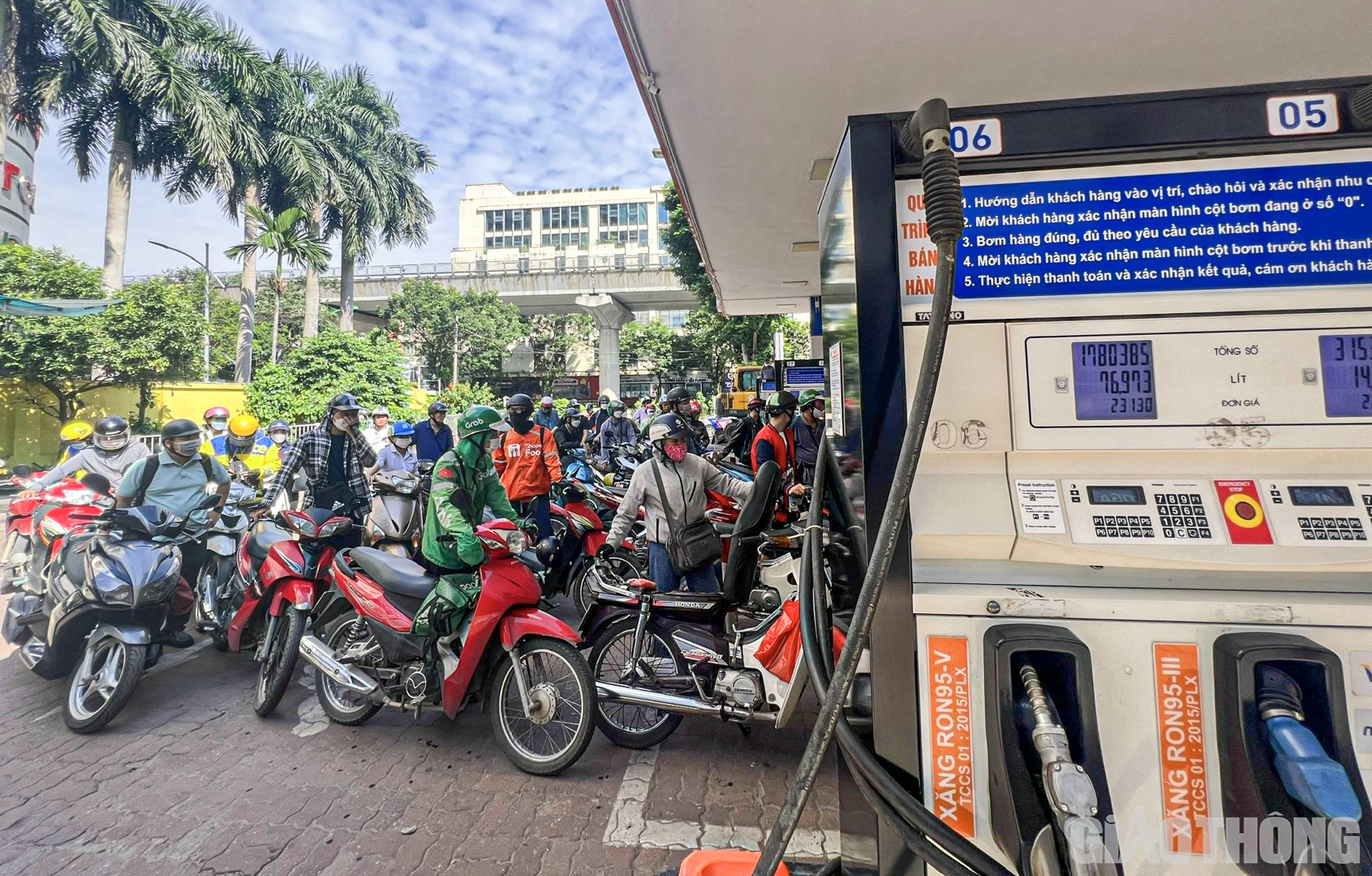 Theo ghi nhận của PV B&aacute;o Giao th&ocirc;ng tại c&acirc;y xăng số 171 đường Xu&acirc;n Thủy (quận Cầu Giấy) thời điểm 9h s&aacute;ng ng&agrave;y 12/10, c&oacute; kh&aacute; đ&ocirc;ng người tới đổ xăng.