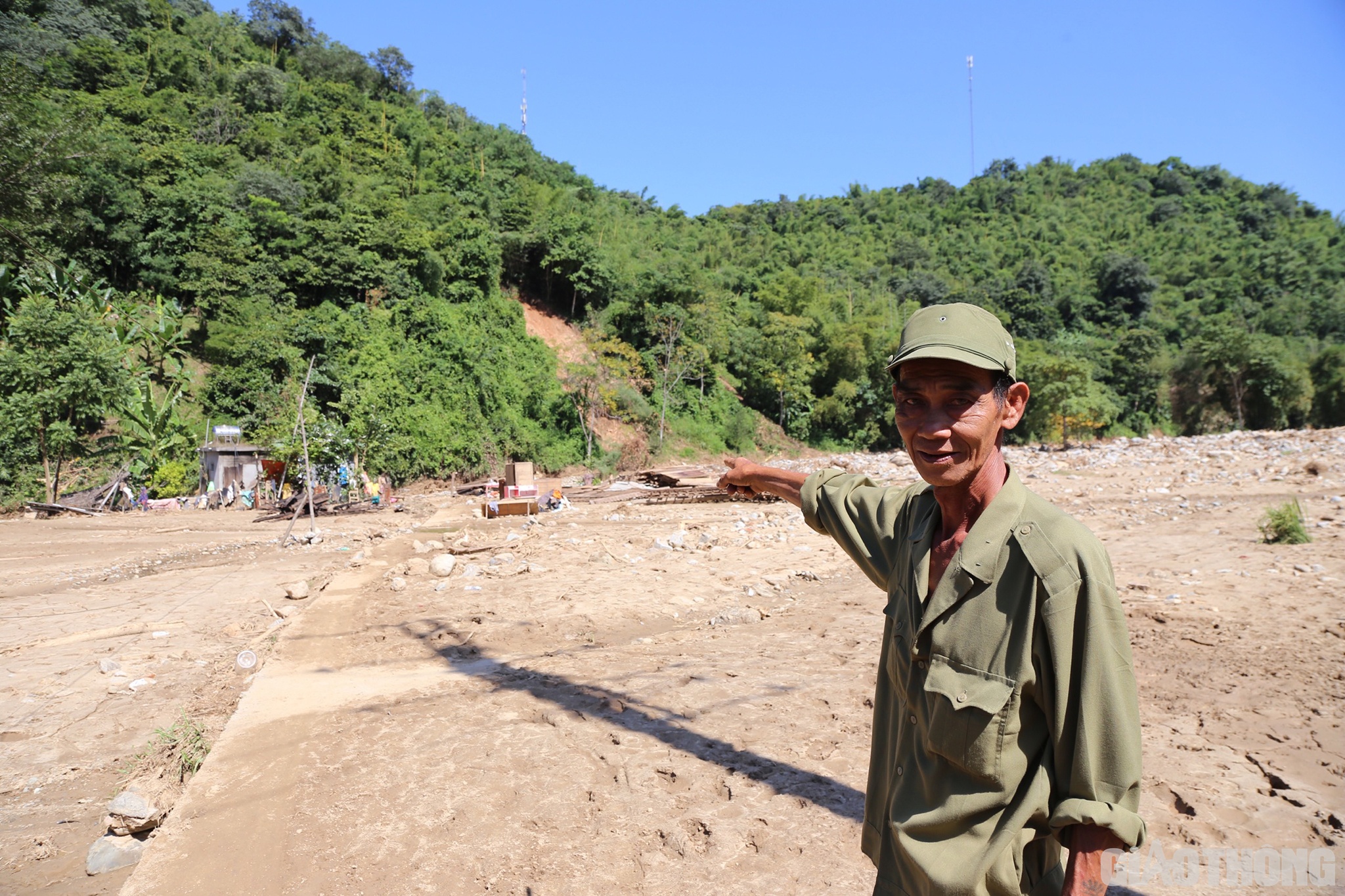 &Ocirc;ng L&ocirc; Văn Tiến (SN 1962, ở bản Ho&agrave; Sơn, x&atilde; T&agrave; Cạ) mếu m&aacute;o: Tr&ocirc;i hết rồi, chỉ c&ograve;n mỗi c&aacute;i nh&agrave; tắm mới được l&agrave;m ki&ecirc;n cố l&agrave; c&ograve;n trơ trọi nữa th&ocirc;i. Giờ muốn x&acirc;y dựng lại cũng kh&ocirc;ng biết bắt đầu từ đ&acirc;u cả.