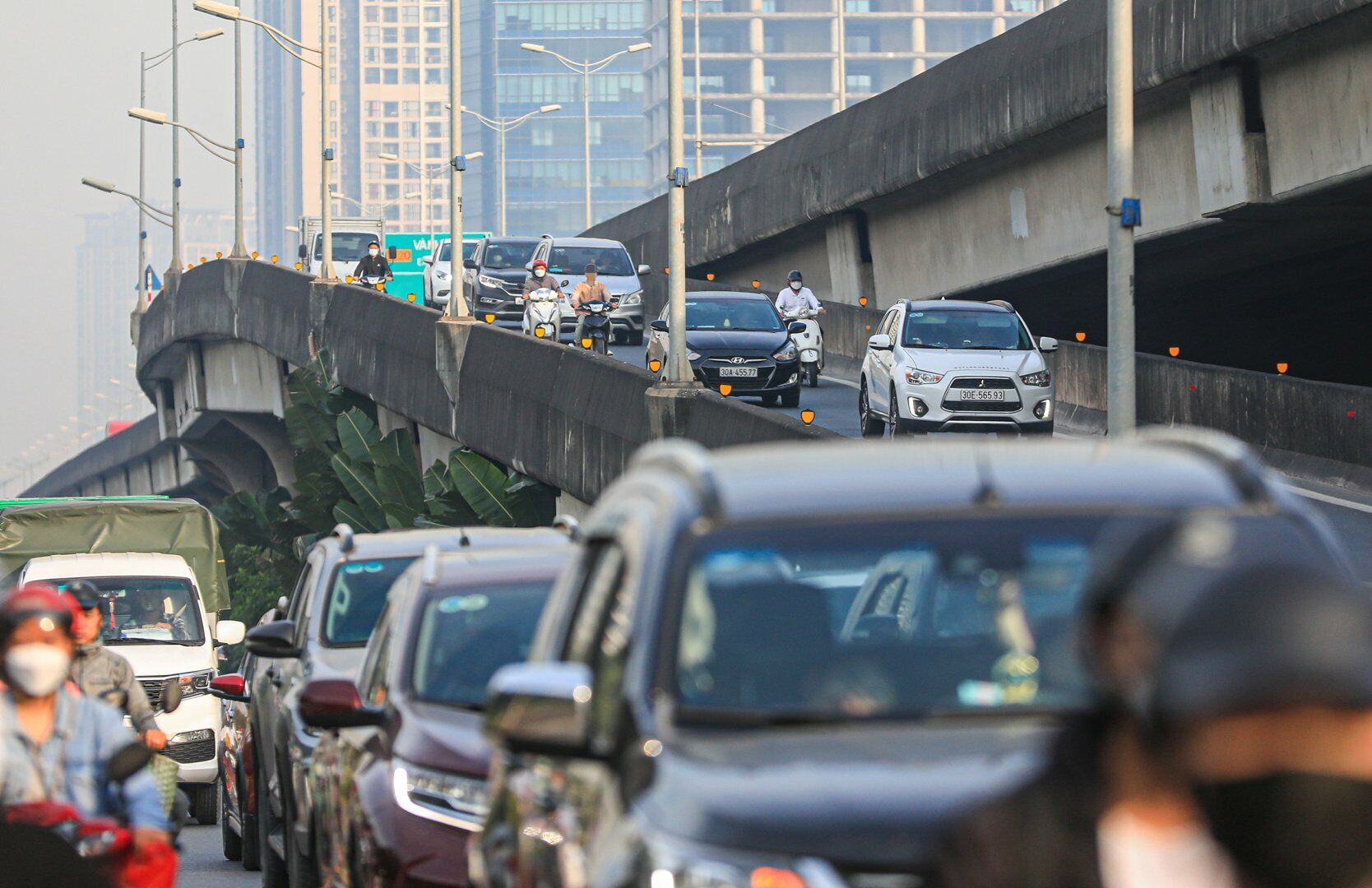 Ghi nhận thực tế của PV B&aacute;o Giao th&ocirc;ng, chỉ chưa đầy 1 tiếng, c&oacute; đến h&agrave;ng chục xe m&aacute;y đi từ v&agrave;nh đai 3 tr&ecirc;n cao xuống n&uacute;t giao Đại lộ Thăng Long - Trần Duy Hưng