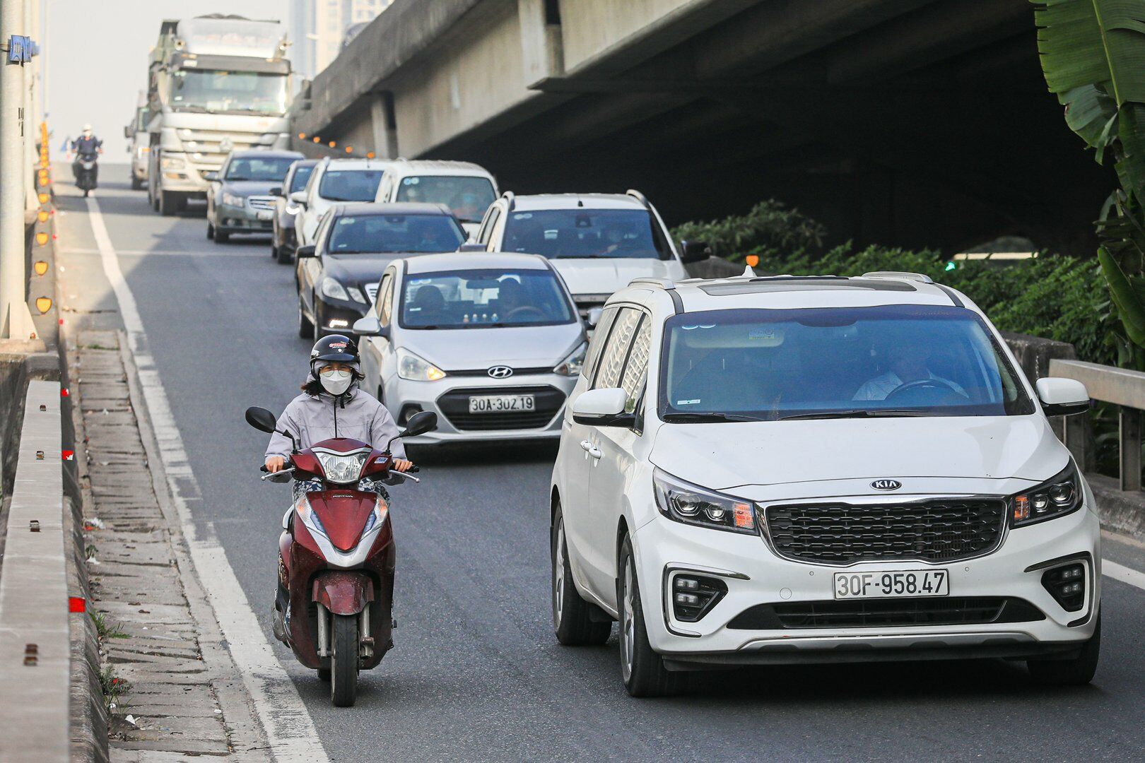 Kh&ocirc;ng chỉ c&aacute;c nam t&agrave;i xế, nhiều nữ t&agrave;i xế xe m&aacute;y cũng đi l&ecirc;n đường v&agrave;nh đai 3 tr&ecirc;n cao.