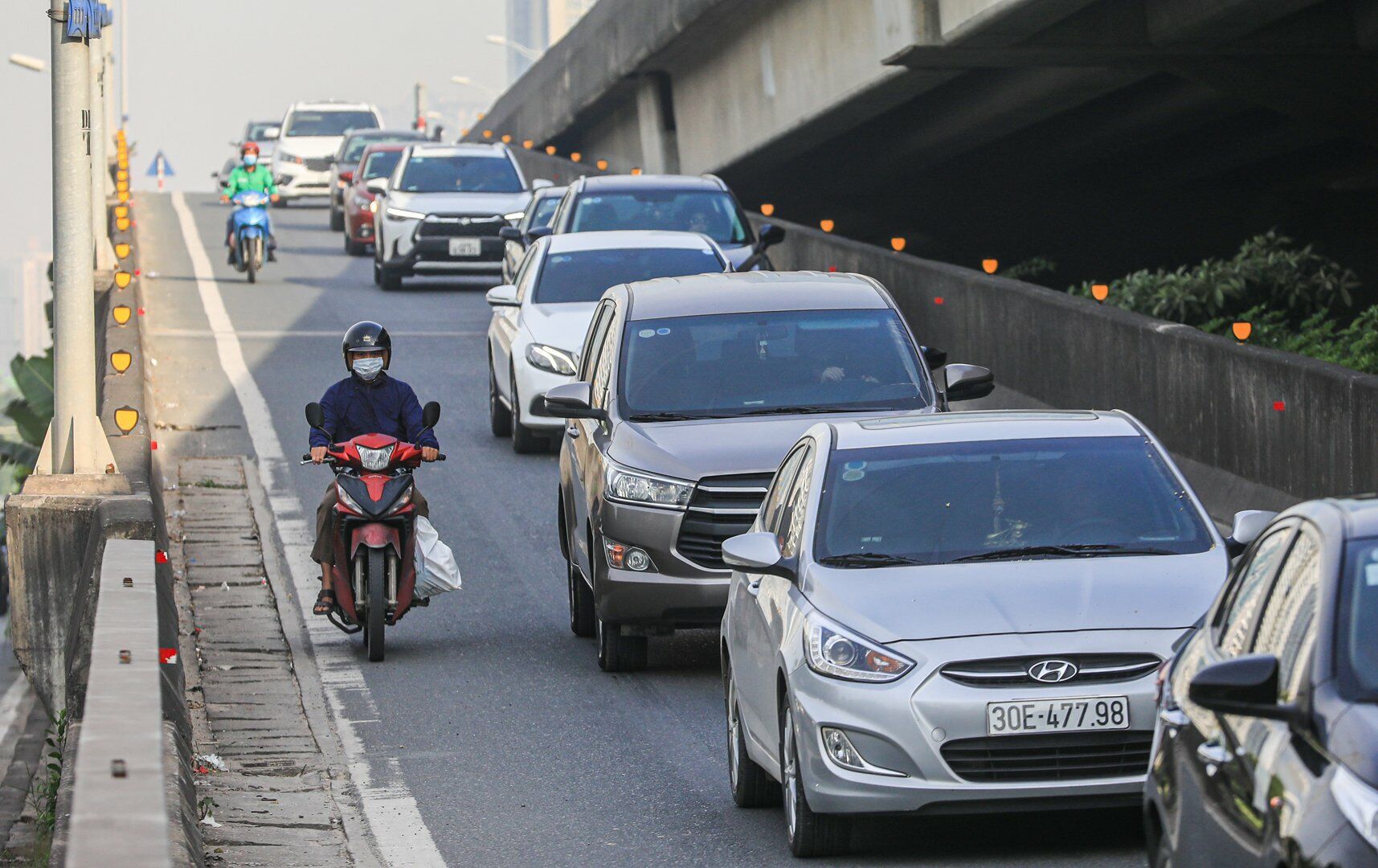 Trung &uacute;y Phương cũng cho biết, việc tuần tra, xử l&yacute; người điều khiển xe m&aacute;y đi l&ecirc;n đường v&agrave;nh đai 3 tr&ecirc;n cao l&agrave; việc l&agrave;m thường xuy&ecirc;n của Đội CSGT số 6.
"Đội CSGT số 6 cương quyết xử l&yacute; nghi&ecirc;m những trường hợp điều khiển xe m&aacute;y đi l&ecirc;n đường v&agrave;nh đai 3, điều n&agrave;y kh&ocirc;ng chỉ bảo đảm trật tự ATGT tr&ecirc;n tuyến m&agrave; c&ograve;n tạo sự răn đe với những người c&oacute; &yacute; định cố t&igrave;nh đi l&ecirc;n đ&acirc;y", Trung &uacute;y Phương n&oacute;i.