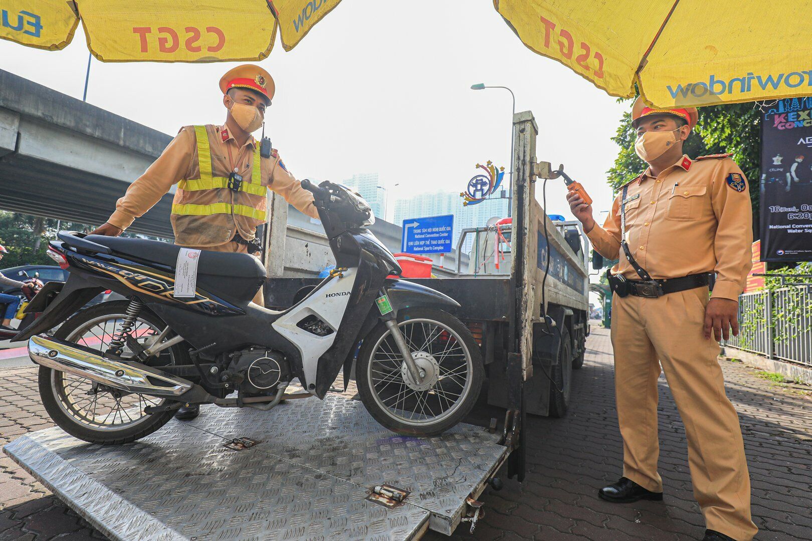 Theo quy định, c&aacute;c trường hợp t&agrave;i xế xe m&aacute;y vi phạm lỗi đi v&agrave;o đường v&agrave;nh đai 3 tr&ecirc;n cao (đường cao tốc) sẽ bị phạt mức 2-3 triệu đồng, tước giấy ph&eacute;p l&aacute;i xe 4 th&aacute;ng v&agrave; tạm giữ phương tiện.